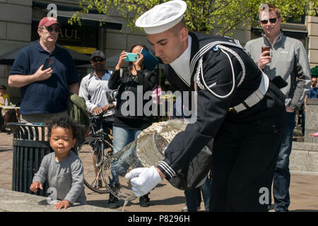 WASHINGTON (16 avril 2016) regarder les gens Matelot Benjamin Claudine Biellmann, U.S. Navy Ceremonial Guard, verser de l'eau de toutes les mers et les Grands Lacs en l'entourant des fontaines à l'extérieur de la U.S. Navy Memorial pour la 25e cérémonie de bénédiction des flottes. La Bénédiction des flottes rituel est destiné à la protection des équipages et des navires à l'abri de la mer par une bénédiction donnée par un prêtre au bord de l'eau. Au cours de la cérémonie, les marins de la Garde de cérémonie de la Marine américaine et les Marines à partir de la caserne des marines des États-Unis, Washington, DC, a procédé à l'esplanade du granit "mer" un Banque D'Images