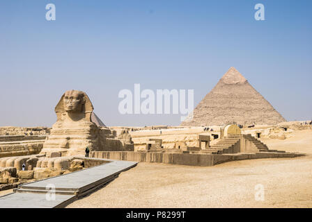 Avis de grand Sphinx de Gizeh et la Pyramide de Khafré, Egypte Banque D'Images