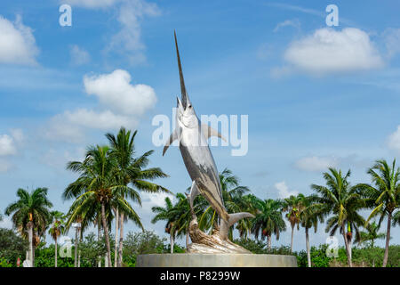 'Sword Dance' espadon argent sculpture en acier à l'extérieur de l'International Game Fish Association (IGFA Fishing Hall of Fame) - Dania Beach, Floride Banque D'Images