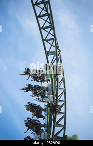 Les personnes bénéficiant d'un trajet sur une montagne russe au parc d'attractions Liseberg dans le centre de Göteborg, Suède Banque D'Images