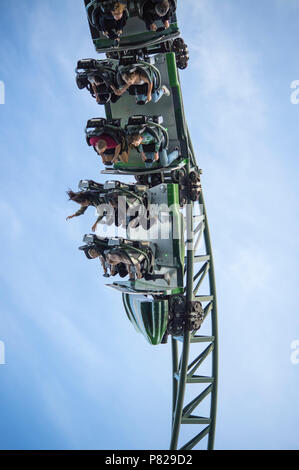 Les personnes bénéficiant d'un trajet sur une montagne russe au parc d'attractions Liseberg dans le centre de Göteborg, Suède Banque D'Images