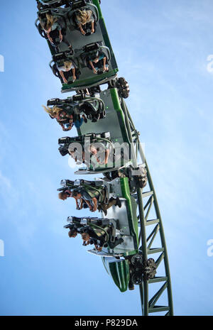 Les personnes bénéficiant d'un trajet sur une montagne russe au parc d'attractions Liseberg dans le centre de Göteborg, Suède Banque D'Images