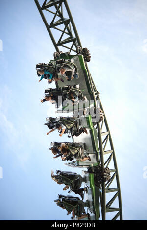 Les personnes bénéficiant d'un trajet sur une montagne russe au parc d'attractions Liseberg dans le centre de Göteborg, Suède Banque D'Images