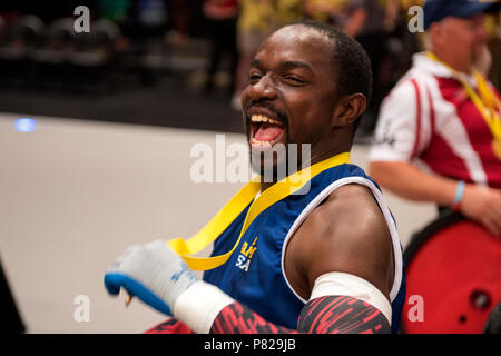 ORLANDO, FLORIDE (11 mai 2016)-électricien à la retraite 3ème classe Henry Sawyer avec sa médaille d'or en rugby en fauteuil roulant à Invictus 2016 Jeux. Le concours international réunit des blessés, malades et blessés militaires dans l'esprit d'amicale compétition athlétique. Plus de 500 concurrents de 15 pays ont pris part à l'événement qui a eu lieu à Orlando, en Floride, du 8 au 12 mai. Banque D'Images