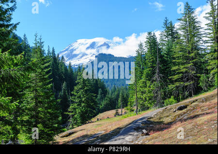 Le mont Rainier enveloppée de nuages Banque D'Images