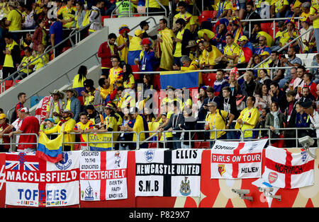 Dans les stands des fans de Colombie derrière l'Angleterre drapeaux Banque D'Images