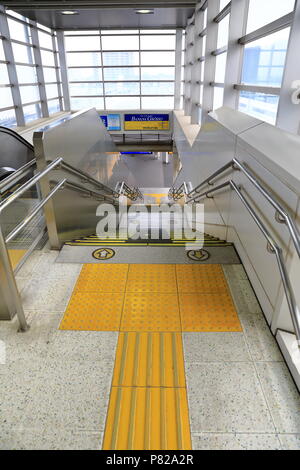 IBARAKI JAPON, - MAI 2018 : chemin d'escalier vers la plate-forme/ pour le train à la gare de Katsuta Japon Banque D'Images