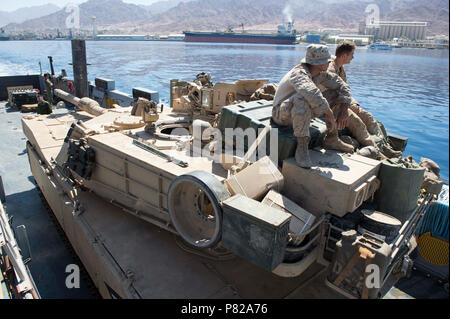 Golfe d'Aqaba (28 mai 2016) Un M1A1 Abrams tank est transporté par le bateau de débarquement, à l'utilitaire 1635 landing ship dock USS Harpers Ferry (LSD 49). L'équipage de Harpers Ferry fait partie d'environ 3 000 militaires américains - représentant de l'administration centrale de l'USCENTCOM et ses composants - qui participeront à cette année, l'exercice bilatéral, l'exercice lion avide 16, avec les Forces armées de la Jordanie. Banque D'Images