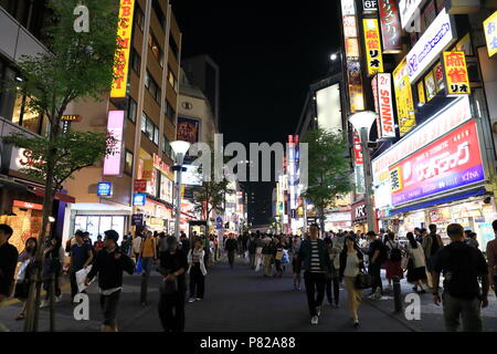 IKEBUKURO TOKYO, JAPON - MAI 2018 : les Manay attendent de marcher le long de la traversée piétonne. Banque D'Images