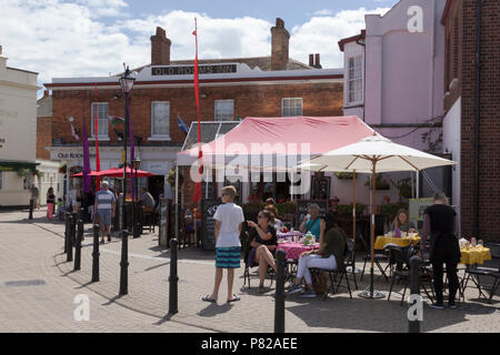 Les vacanciers, Dorset, UK. 1er août 2017. Météo britannique. Les vacanciers à Weymouth Harbour le soleil brille. Weymouth, Dorset, UK. Banque D'Images