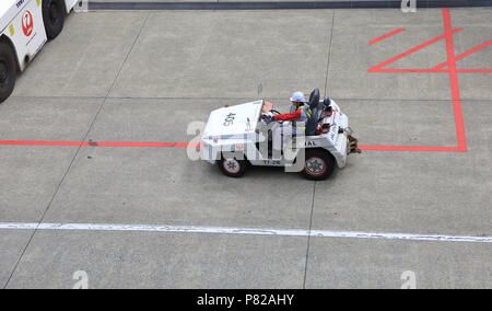 NARITA, JAPON - Mai 2018 : remorqueur bagages Bagages transport dolly( ) dans les services d'escale à l'aéroport de Narita, au Japon. Banque D'Images