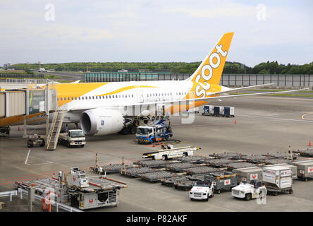Le JAPON NARITA, mai 2018 : les services d'Escale, chargeur de conteneurs et conteneurs/palette Dolly attente de service à l'aéroport de Narita. Banque D'Images