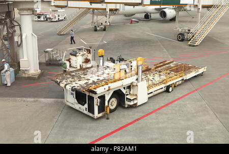 Le JAPON NARITA, mai 2018 : les services d'Escale, le récipient ou le transporteur de palettes pour l'exploitation d'attente à l'aéroport de Narita. Banque D'Images