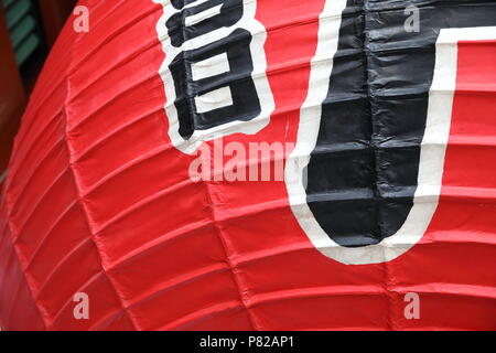 Gros plan, détail de la lanterne rouge au temple Senso-ji Asakusa, la plus célèbre lanterne rouge du Japon. Banque D'Images