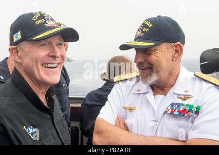 Mer (16 juin 2016) - Le secrétaire à la Marine Ray Mabus parle avec le chef de la Marine italienne Giuseppe de Giorgi sur l'aileron de passerelle de missiles de l'USS Mason (DDG 87) pendant un carburant de remplacement de ravitaillement en mer avec le graisseur de reconstitution italien Etna MII (A5326). Mason, déployés dans le cadre du groupe aéronaval d'Eisenhower, mène des opérations navales dans la sixième flotte américaine zone d'opérations à l'appui de la sécurité nationale des États-Unis en Europe. Banque D'Images