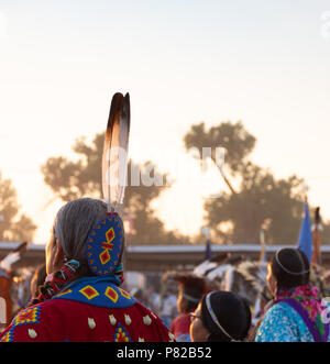 La tête et les épaules de trois femmes autochtones de danser dans un pow-wow. Le danseur au premier plan a une dent elk rouge et porte une robe d'un cordon Banque D'Images