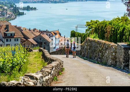 Deux jeunes randonnées touristiques vers le village de Rivaz, Suisse Banque D'Images