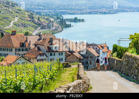 Deux jeunes randonnées touristiques vers le village de Rivaz, Suisse Banque D'Images
