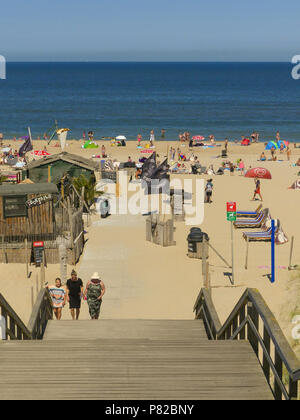 Kijkduin, La Haye, Pays-Bas - le 8 juillet 2018 : temps d'été chaud en juillet, la foule sur les plages de Néerlandais Banque D'Images