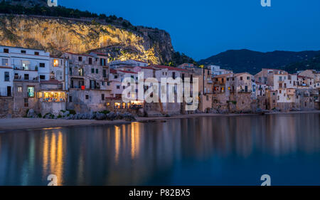 Vue panoramique à Cefalù dans la soirée, la Sicile. Banque D'Images