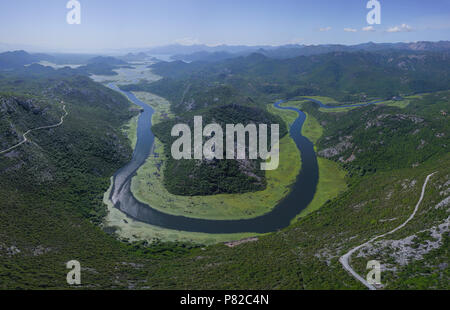 Crnojevica Rijeka Crnojevića (rivière) est un court-circuit dans le sud du Monténégro qui s'écoule dans le lac de Skadar (Skadarsko jezero). Banque D'Images