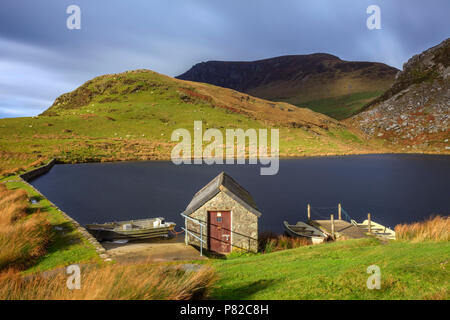 Un hangar à bateaux sur Llyn Dywarchen dans le parc national de Snowdonia. Banque D'Images