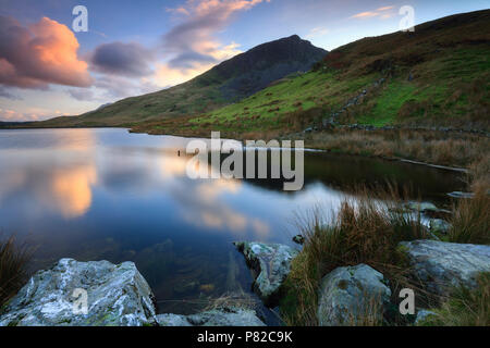 Llyn Dywarchen dans le parc national de Snowdonia capturé au coucher du soleil. Banque D'Images