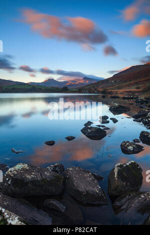 Lllyn Mymbyr dans le parc national de Snowdonia capturé au lever du soleil. Banque D'Images