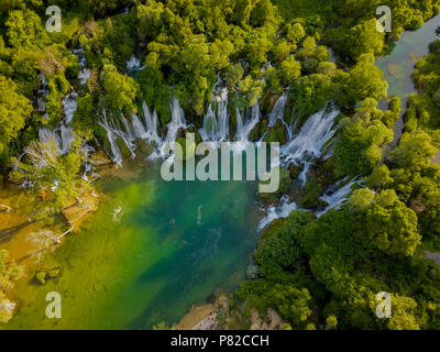 Cascade de Kravica est une grande cascade de tuf sur la rivière Trebižat, en Bosnie-Herzégovine. Sa hauteur est d'environ 25 mètres. Banque D'Images