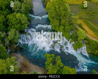 Koćuša Cascade est situé dans le sud de la Bosnie et Herzégovine, et c'est une des plus belles perles de la nature dans la région. Banque D'Images