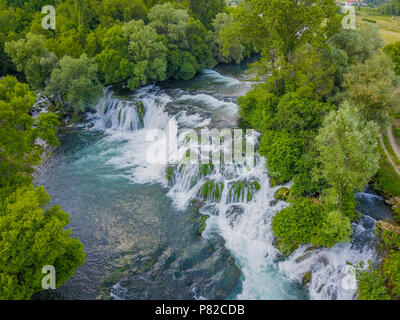 Koćuša Cascade est situé dans le sud de la Bosnie et Herzégovine, et c'est une des plus belles perles de la nature dans la région. Banque D'Images