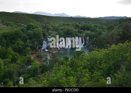 Cascade de Kravica est une grande cascade de tuf sur la rivière Trebižat, en Bosnie-Herzégovine. Sa hauteur est d'environ 25 mètres. Banque D'Images