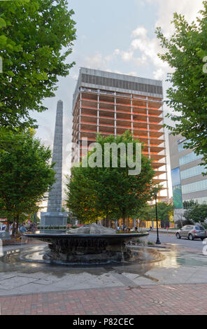 ASHEVILLE, CAROLINE DU NORD, USA - 9 juin 2017 : La Fontaine et Monument Vance dans Pack carrée ronde coucher du soleil au coeur du centre-ville de Asheville, NC Banque D'Images