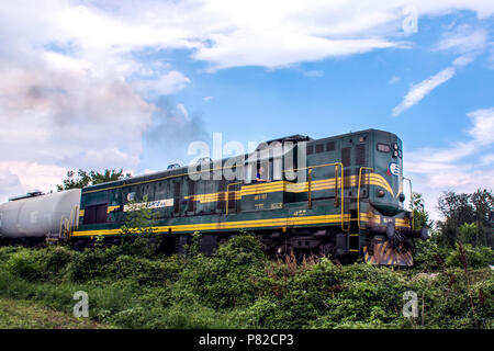 Nis, Serbie - Juillet 08, 2018 : green diesel locomotive sur chemin de fer dans la nature et le bleu ciel nuageux. Train transportant des citernes d'huile Banque D'Images