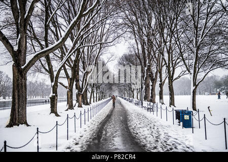 WASHINGTON DC, Etats-Unis - une voie d'exécution à côté du Lincoln Memorial Reflecting Pool sur le National Mall a été effacée de la neige après une tempête d'hiver. Banque D'Images