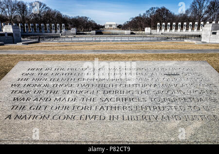 Une vue sur le monument commémoratif de la Seconde Guerre mondiale sur le National Mall à Washington DC. Dans l'avant-plan est une pierre incription au mémorial. Dans l'arrière-plan est le miroir d'eau et Lincoln Memorial. Banque D'Images