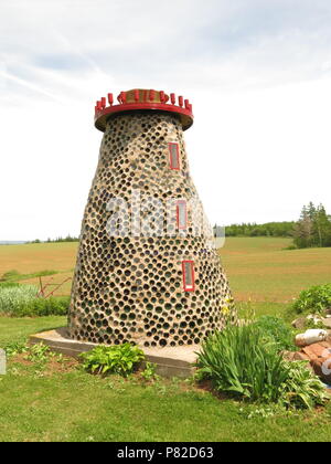 Un modèle d'un phare faite de bouteilles de verre dans les murs cimentés, Hannah's Bottle Village, Belfast, péninsule de Point Prim, Prince Edward Island Banque D'Images