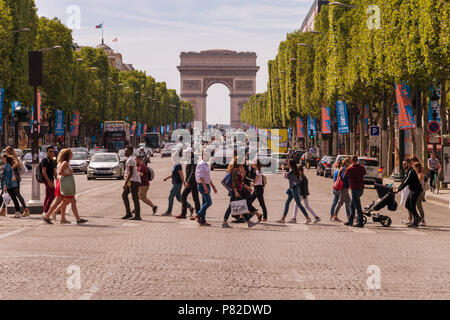 Paris, France - 23 juin 2018 : une foule de personnes traversant l'Avenue des Champs-Elysées avec l'Arc de Triomphe en arrière-plan Banque D'Images