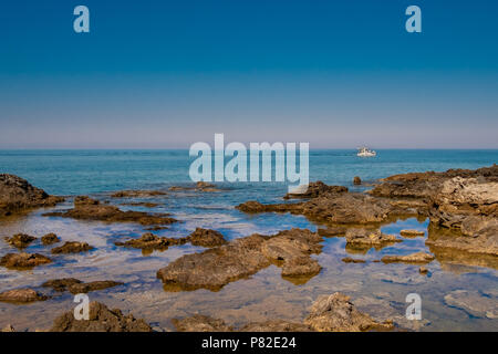 Petit bateau de pêche qui parcourt près de la côte de la Grèce Banque D'Images