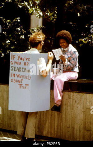 L'apporte d'août aug jours à la place de la fontaine. Un Gospeller Foursquare passe le mot parmi la foule du festival 1973 Banque D'Images
