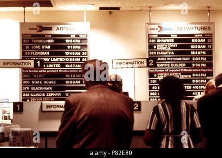 L'information et de guichet d'Amtrak à Chicago la gare Union, un des plus actifs dans le système, Juin 1974 Banque D'Images