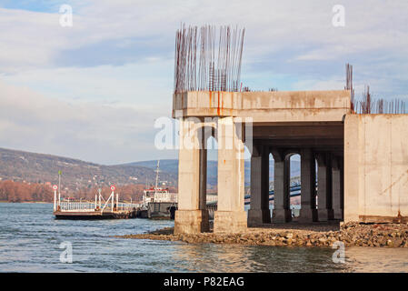 Nouveau port en construction sur la rivière Danube à Visegrad. Banque D'Images