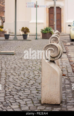 Bornes béton stylisé sur cobble chaussée de pierre à Visegrad. Banque D'Images