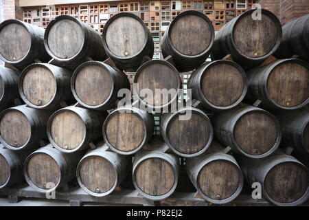 Des anciens tonneaux pour le vieillissement du vin dans la cave Banque D'Images