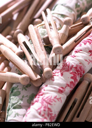 Close-up of vintage des pinces à linge en bois et tissu cintres Banque D'Images