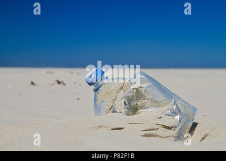 Bouteille en plastique s'est échoué sur la plage Banque D'Images