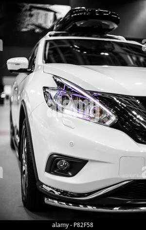 Phare de voiture moderne avec led et xénon optics Banque D'Images