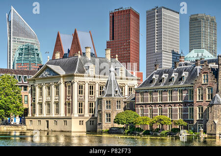 La Haye (Den Haag), aux Pays-Bas, le 8 juillet, 2018 : musée Mauritshuis (à gauche) et une partie de Binnenhof édifices du parlement, avec tour moderne et dans la Banque D'Images