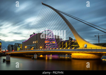 Dublin, Irlande - Samuel Beckett Bridge at Dusk Banque D'Images