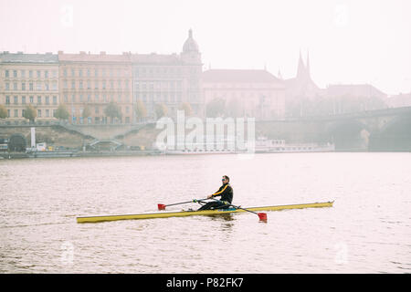 Prague, République tchèque - Le 23 septembre 2017 : Formation sur kayak en rivière Vltava. Banque D'Images